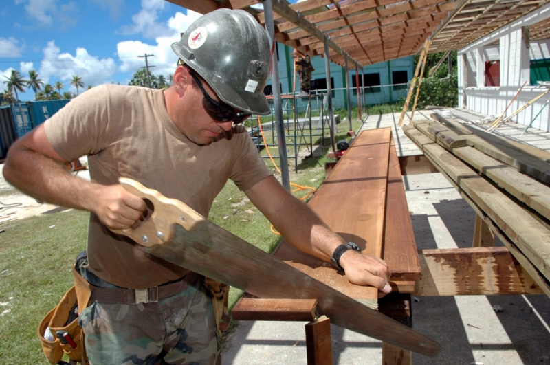 charpentier-CUERS-min_worker_construction_building_carpenter_male_job_build_helmet-893290